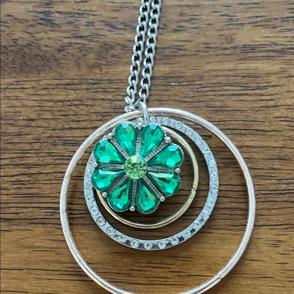 SNAP-IN NECKLACE -Elegant Green and Gold Floral Pendant Necklace